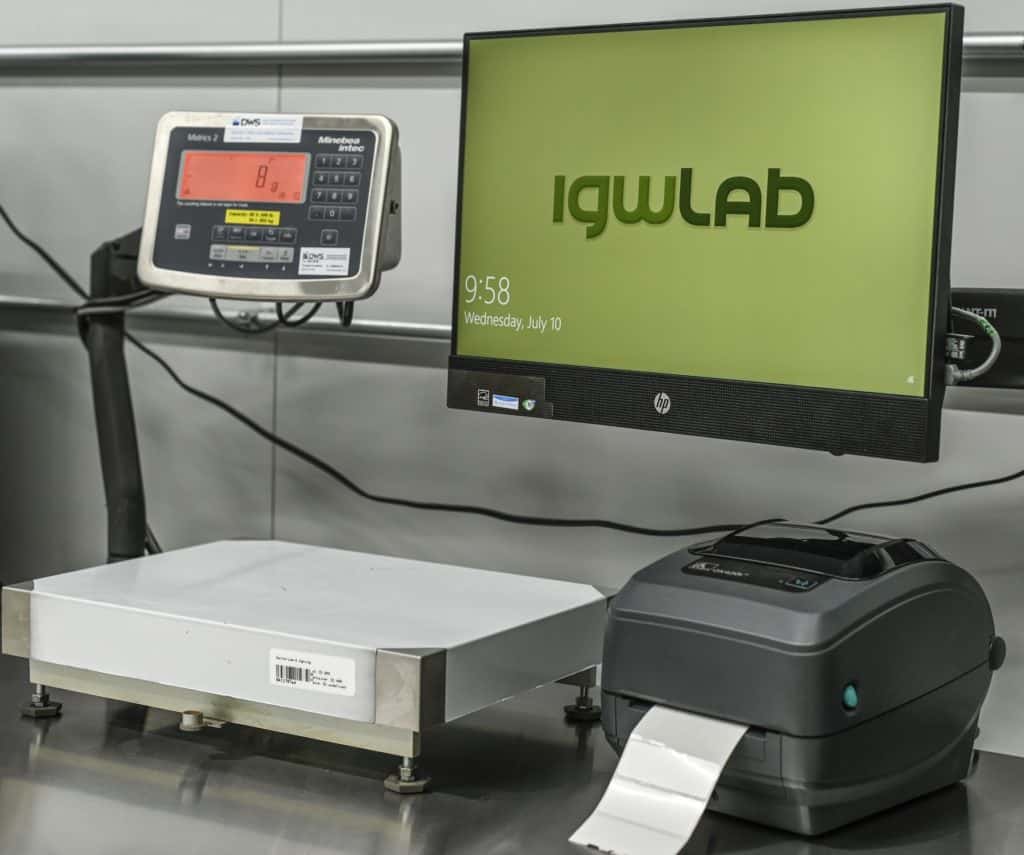 Desktop, scale and screen of igwLAB QMS