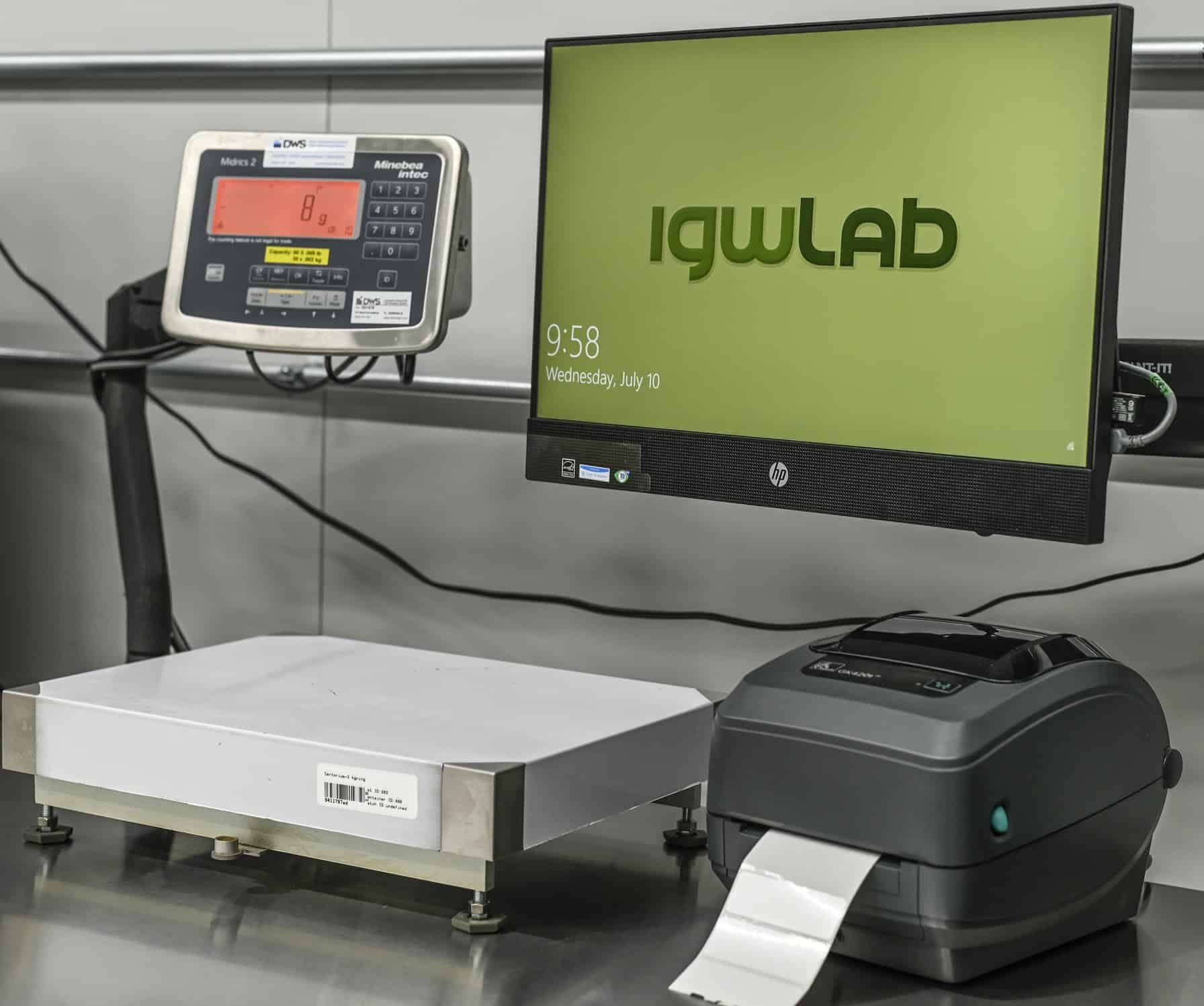 Desktop, scale and screen of igwLAB QMS