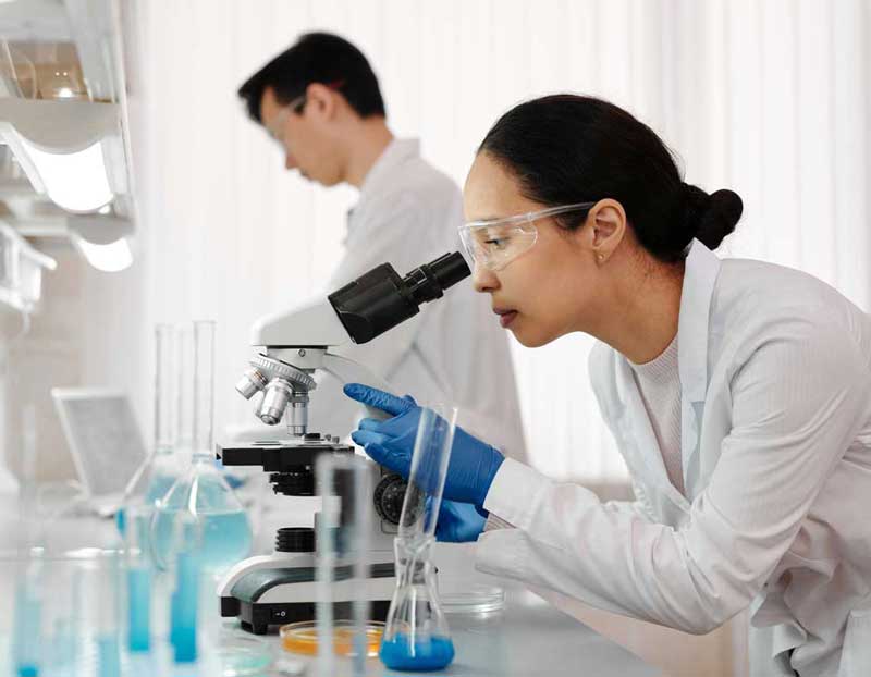 scientist-microscope